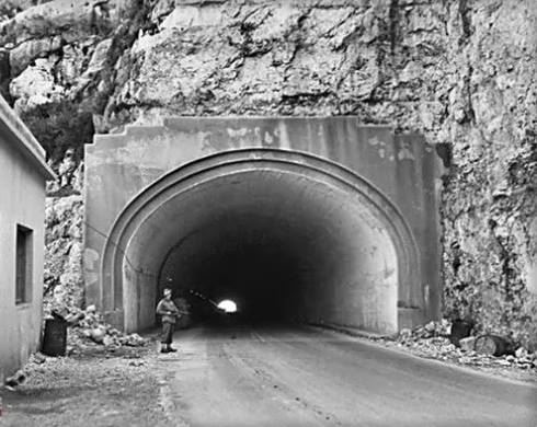جندي اوسترالي على مدخل نفق شكا،سنة 1942 